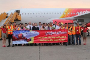 Vietjet's-CEO-&-President-Nguyen-Thi-Phuong-Thao-and-other--executives-and-staff-welcomed-the-new-aircraft