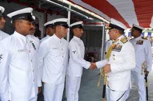 Vice_Admiral_Satish_Soni__Flag_Officer_Commanding_Eastern_Naval_Command_interacting_with_crew_of_INS_Astradharini_after_commissioning