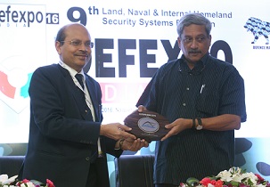 Secretary (Defence Production) Shri AK Gupta presenting a memento to RM during the International Seminar on Advances in Shipbuilding Technology organised at Defexpo-16 in Goa on 29 Mar 2016.